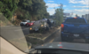 Auto termina empotrado en arriate central de la Interamericana