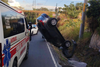 Video: Percance vial deja un veh&iacute;culo volcado en Mixco