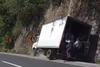 Cami&oacute;n se queda sin frenos y queda grabado en video