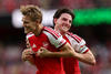 Arsenal remonta ante Chelsea y se mantiene en pelea por la cima