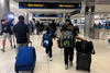 Ni&ntilde;os de EE. UU. viajan a Guatemala para ver a padres deportados