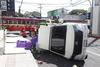 Accidente en zona 13: cami&oacute;n vuelca tras colisionar con panel
