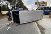 Accidente entre microb&uacute;s y veh&iacute;culo oficial deja siete heridos