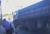 VIDEO: Conductores se salvan de ser arrollados por cami&oacute;n