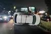 Veh&iacute;culos chocan y vuelcan en el bulevar Los Pr&oacute;ceres, zona 10