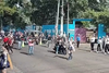 Interrumpe desfile y estuvo a punto de arrollar a una estudiante