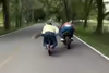 Motoristas arriesgan su vida con maniobras peligrosas 