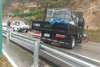 Lluvia provoca que un cami&oacute;n derrape en la bajada de Las Ca&ntilde;as