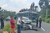 Exceso de velocidad causa fuerte accidente entre bus y carro