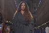 Adria Arjona desfila en la pasarela del Milano Fashion Week