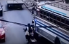 VIDEO: conductor impacta contra un bus y termina bajo un auto