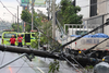 Cami&oacute;n pierde el control y se empotra contra un poste en zona 12