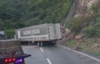 Derrumbe detiene el tr&aacute;nsito en la ruta al Atl&aacute;ntico (video)