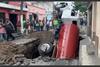 C&aacute;mara capta momento en que cisterna cae en socav&oacute;n de Mixco