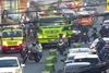 Veh&iacute;culo se incendia y causa alarma en zona 10 (video)
