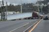 Tr&aacute;iler queda varado y bloquea paso hacia la Ciudad
