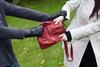 Dos mujeres asaltan y golpean a v&iacute;ctima (video)