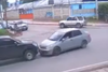 Video: Se cambia al carril contrario y provoca accidente 